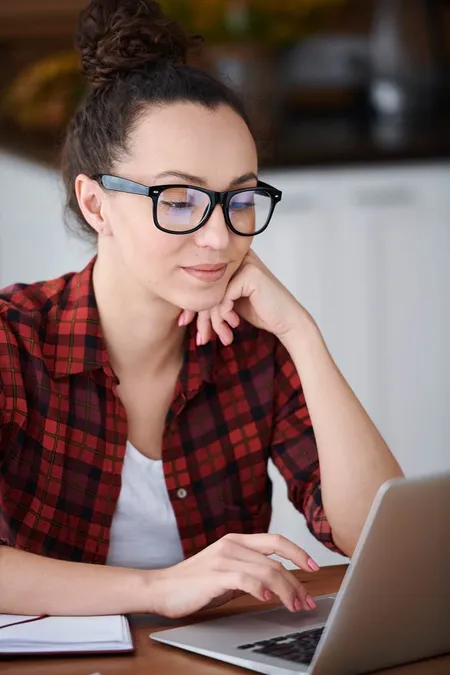 Frau mit Laptop